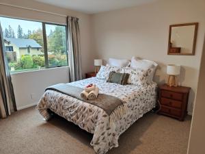 una camera da letto con un letto con una grande finestra di Home Comforts on Main a Methven