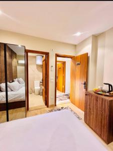Lodge Pyramids View Hotel客房内的一张或多张床位