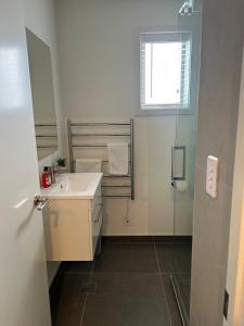 baño con lavabo blanco y ventana en Apartment 5 on Armagh!, en Christchurch