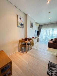 TV a/nebo společenská místnost v ubytování Luxury Seaview Condo