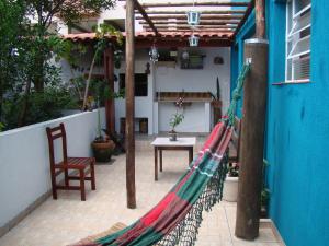 a hammock on a patio with a blue wall at Cantinho do Sossego in Águas de Lindoia