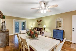 a dining room with a table and a ceiling fan at 8A Amelia Landings Condo in Fernandina Beach