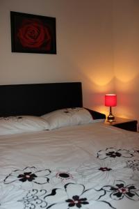 HallinにあるBitacoraのベッドルーム1室(赤いランプと赤いバラのベッド付)