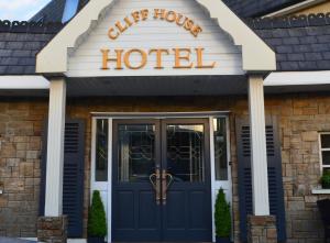 Facciata o entrata di The Cliff House Hotel