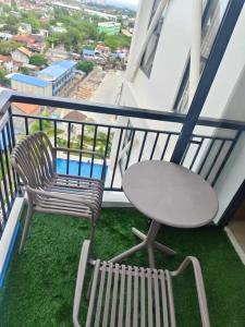 Uma varanda ou terraço em Cosy Nest Royal Oceancrest Mactan