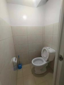 Uma casa de banho em Cosy Nest Royal Oceancrest Mactan
