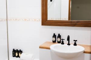 O baie la Hibiscus Five - A Balinese vibe! +12 fotografii