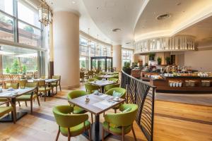 a restaurant with tables and chairs and a bar at Grand Nikko Tokyo Daiba in Tokyo