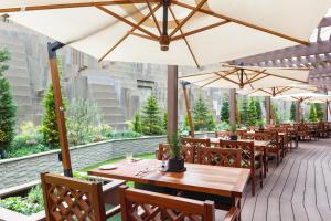 a restaurant with tables and umbrellas on a patio at Grand Nikko Tokyo Daiba in Tokyo