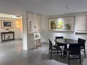 中山ShanJun Resident的一间带桌椅和绘画的用餐室