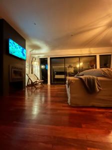 une chambre avec un lit et une télévision à écran plat dans l'établissement Punta colorada, casa con jacuzzi dos baños, à Punta Colorada
