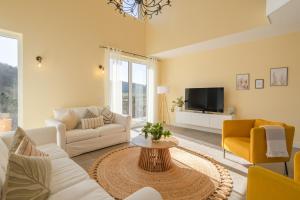 un soggiorno con un divano bianco e una TV di Spacious Home Sauna Hot Tub Pool Patio BBQ a Hohenfels-Essingen