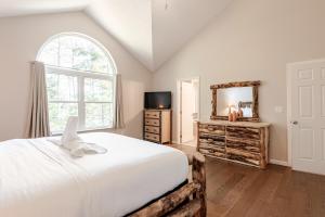 Postel nebo postele na pokoji v ubytování The Hangout Haven - Theater, Hot tub, Pickleball, Ping pong, Firepit