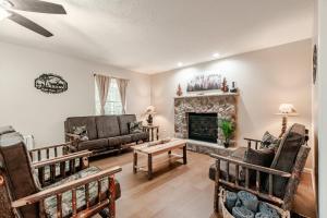 Posezení v ubytování The Hangout Haven - Theater, Hot tub, Pickleball, Ping pong, Firepit + 65 fotografií