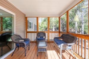 Posezení v ubytování The Hangout Haven - Theater, Hot tub, Pickleball, Ping pong, Firepit