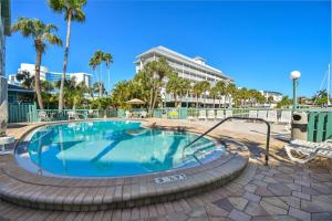 クリアウォーター・ビーチにあるCoastal Retreat I Unbeatable Location I Sleeps 8のヤシの木と建物のある大きなプール