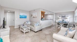 クリアウォーター・ビーチにあるCoastal Retreat I Unbeatable Location I Sleeps 8のソファとテーブルのあるリビングルーム