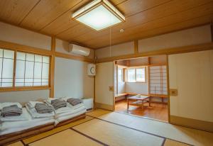 箱根Hakone Fujimi 箱根富士見 富士山を望む的一间设有四张床的客房,设有天花板