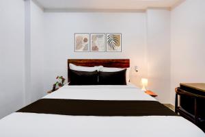 En eller flere senge i et værelse på FabHotel Sri Jahnavi