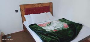 Voodi või voodid majutusasutuse Skardu eat and stay toas