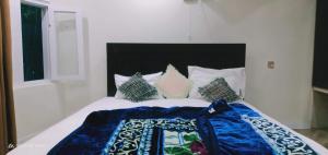 Voodi või voodid majutusasutuse Skardu eat and stay toas