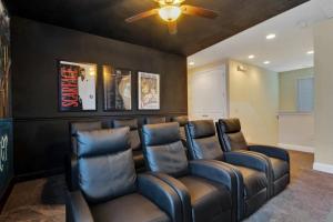 O zonă de relaxare la 491-8-LD-Private Pool with Game and Movie
