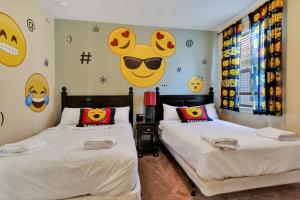 Un pat sau paturi într-o cameră la 491-8-LD-Private Pool with Game and Movie