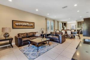O zonă de relaxare la 491-8-LD-Private Pool with Game and Movie