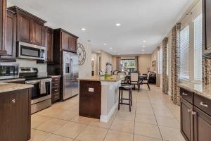 O bucătărie sau chicinetă la 491-8-LD-Private Pool with Game and Movie