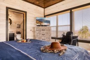 セバービルにあるOpen Skydeck with Spectacular View and Hot Tubのカウボーイ帽子