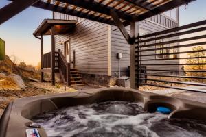 セバービルにあるOpen Skydeck with Spectacular View and Hot Tubの家の裏庭にある温水浴槽