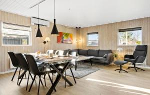a dining room with a table and chairs at 3 Bedroom Lovely Home In Sydals in Neder Lysabild