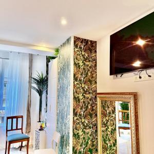 a wall mural in a room with a mirror at Apartamento in Donostia-San Sebastián