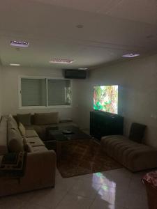 Телевизор и/или развлекательный центр в APPARTEMENT DE LUXE MEUBLE CENTRE VILLE KENITRA +19 фотографий