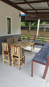 Πινγκ πονγκ στο Cozy 1-Bedroom Bungalow with Shared Pool in Rawai ή εκεί κοντά