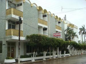 un edificio de hotel con una señal de habitación de hotel en él en Hotel Roma, en Cosamaloapan de Carpio