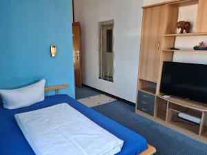 Postel nebo postele na pokoji v ubytování Hotel Süden + 6 fotografií