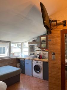 Una cocina con lavadora y secadora en una habitación. en Art Luxury studio, en Burgas