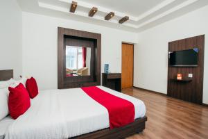 Postel nebo postele na pokoji v ubytování OYO 11474 Gangaur Regency Boutique Hotel
