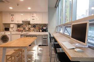 Кухня або міні-кухня у OYO Hostel Myeongdong 1