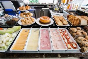 um buffet repleto de diferentes tipos de pastelarias e sobremesas em The Hotel em Salvador