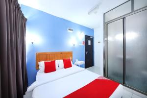 Postel nebo postele na pokoji v ubytování Super OYO 502 Midah Inn Puchong