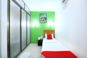 Postel nebo postele na pokoji v ubytování Super OYO 502 Midah Inn Puchong