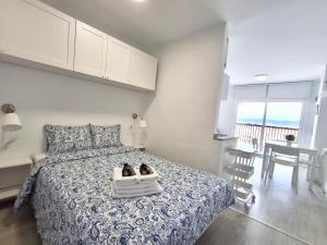 Posteľ alebo postele v izbe v ubytovaní Apartamento 1ª Linea de Mar -WIFI- Aire Acondicionado