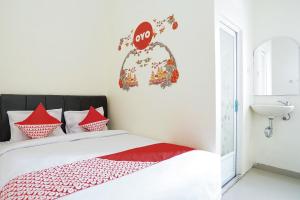 Postel nebo postele na pokoji v ubytování Hotel O Juanda Near Terminal International Juanda