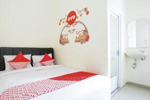 Postel nebo postele na pokoji v ubytování Hotel O Juanda Near Terminal International Juanda
