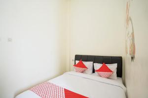 Postel nebo postele na pokoji v ubytování Hotel O Juanda Near Terminal International Juanda