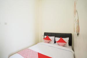 Postel nebo postele na pokoji v ubytování Hotel O Juanda Near Terminal International Juanda