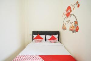 Postel nebo postele na pokoji v ubytování Hotel O Juanda Near Terminal International Juanda