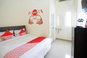 Postel nebo postele na pokoji v ubytování Hotel O Juanda Near Terminal International Juanda